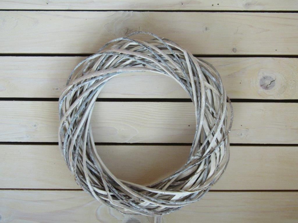 PRÚTENÝ VENČEK biely so šedým nádychom priemer 25cm